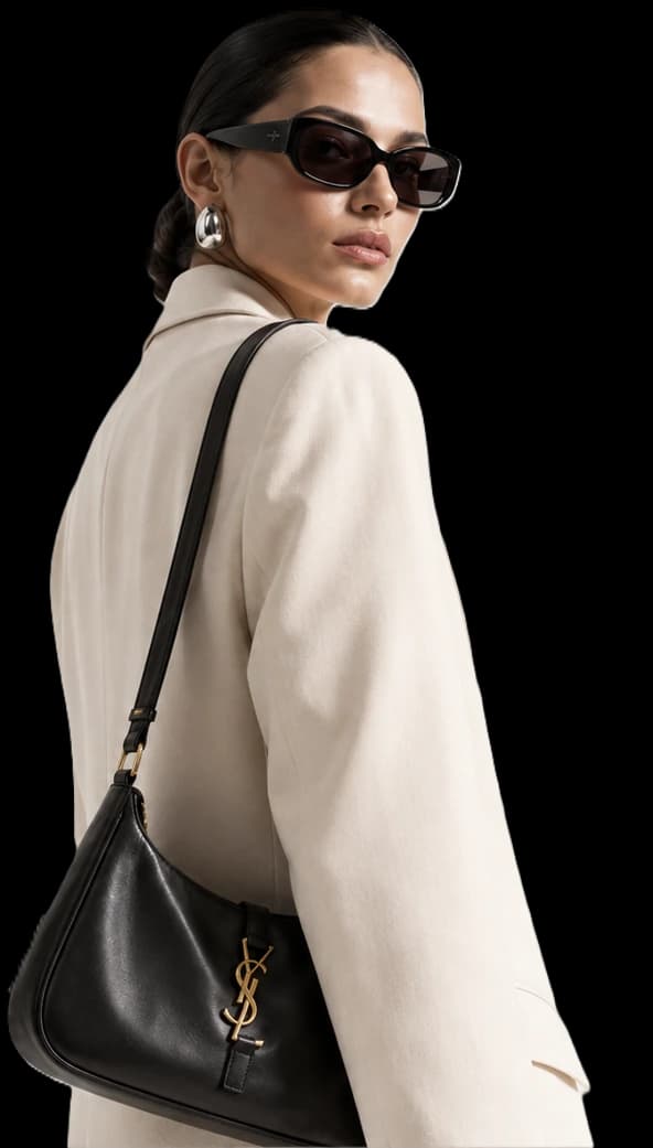 Modelo com blazer off-white e bolsa preta
